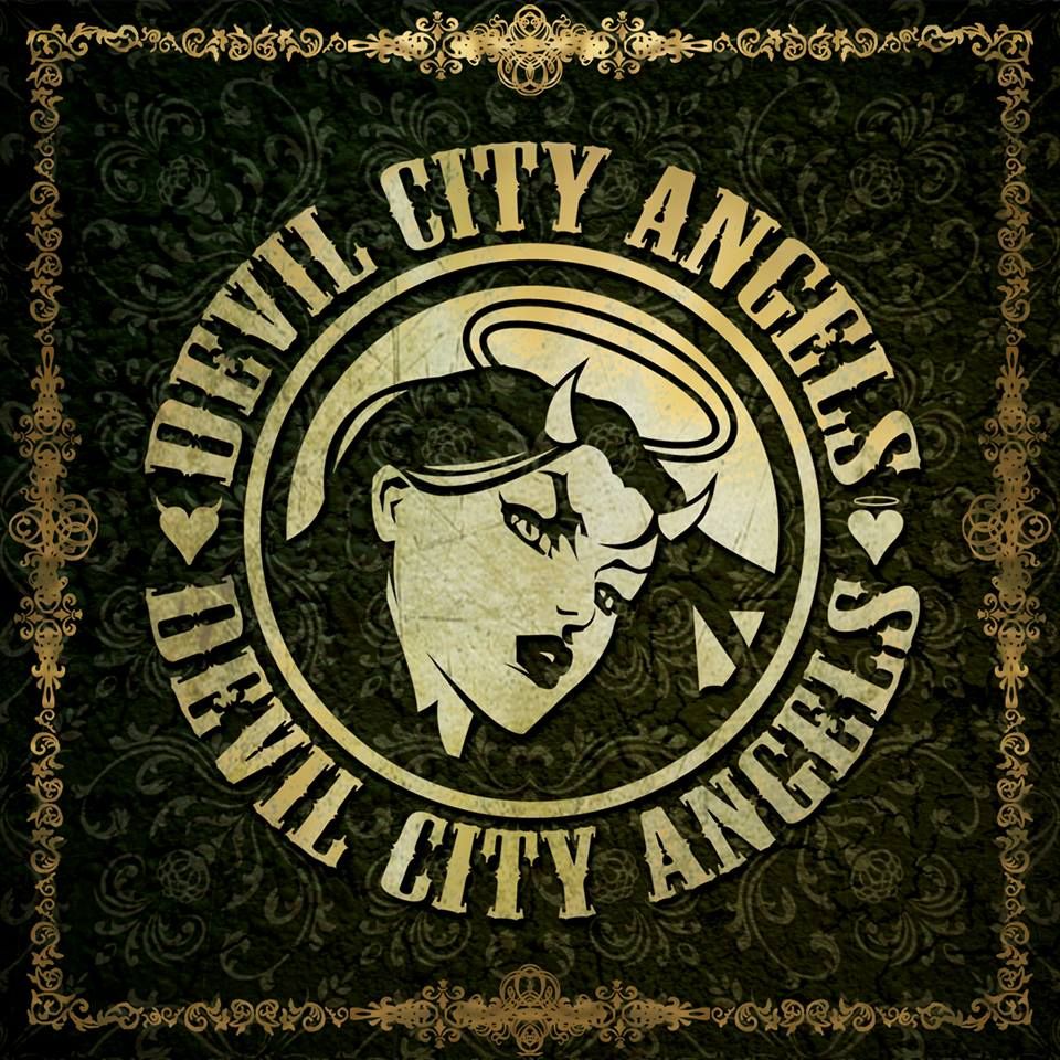Devil City Angels s kostmi na dvorišču