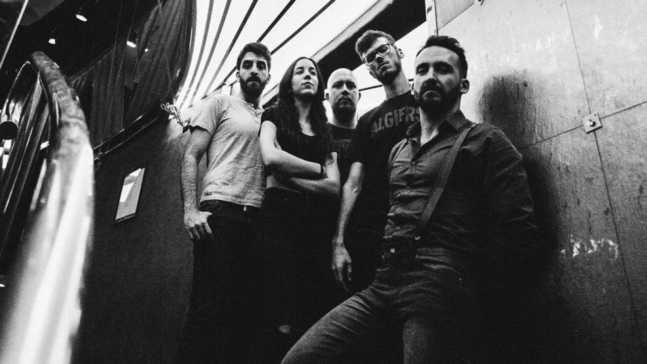 Obsidian Kingdom ponujajo akustično verzijo skladbe Black Swan