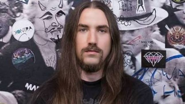 Poslovil se je bobnar Adam Sagan