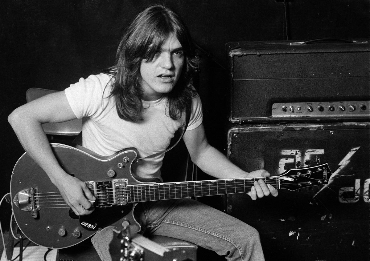 V 64. letu je umrl Malcolm Young