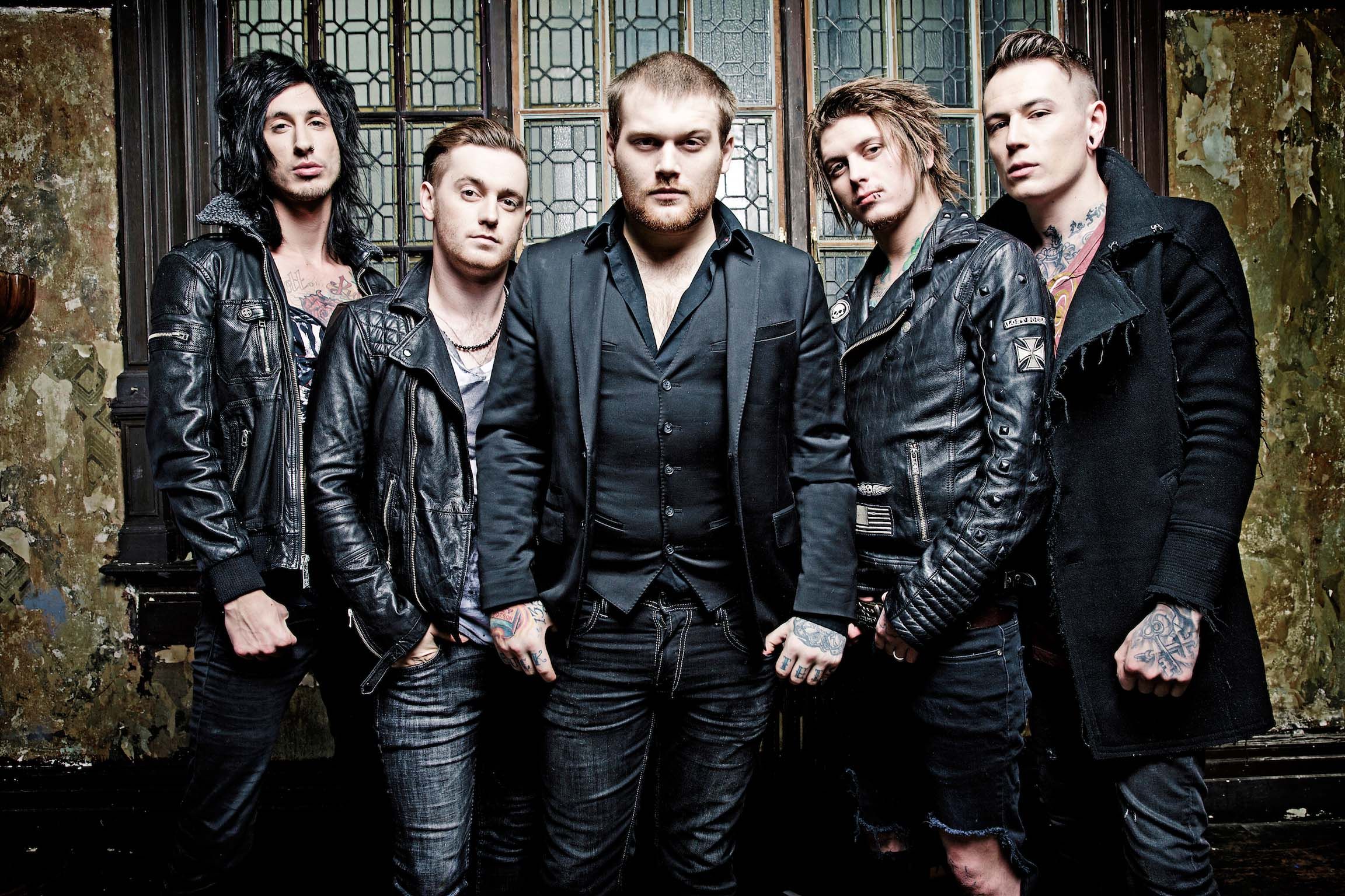 Asking Alexandria z akustično verzijo skladbe Into The Fire