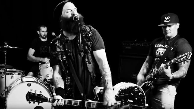 Madball in Tim Armstrong v skladbi The Fog