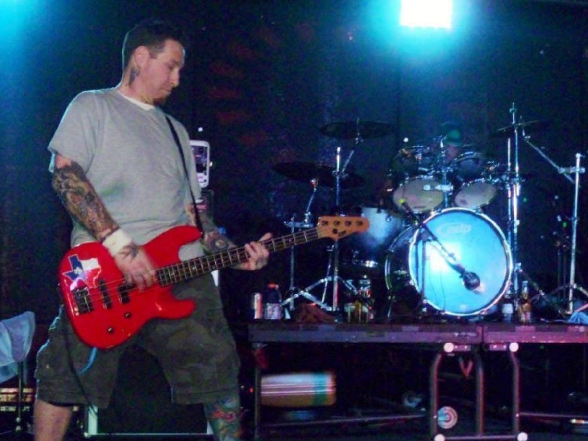 Umrl je basist Josh Pappe