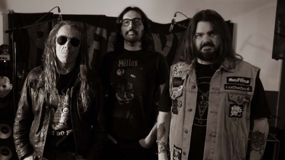 Riffcoven z živo verzijo skladbe Feiticeiros do Riff