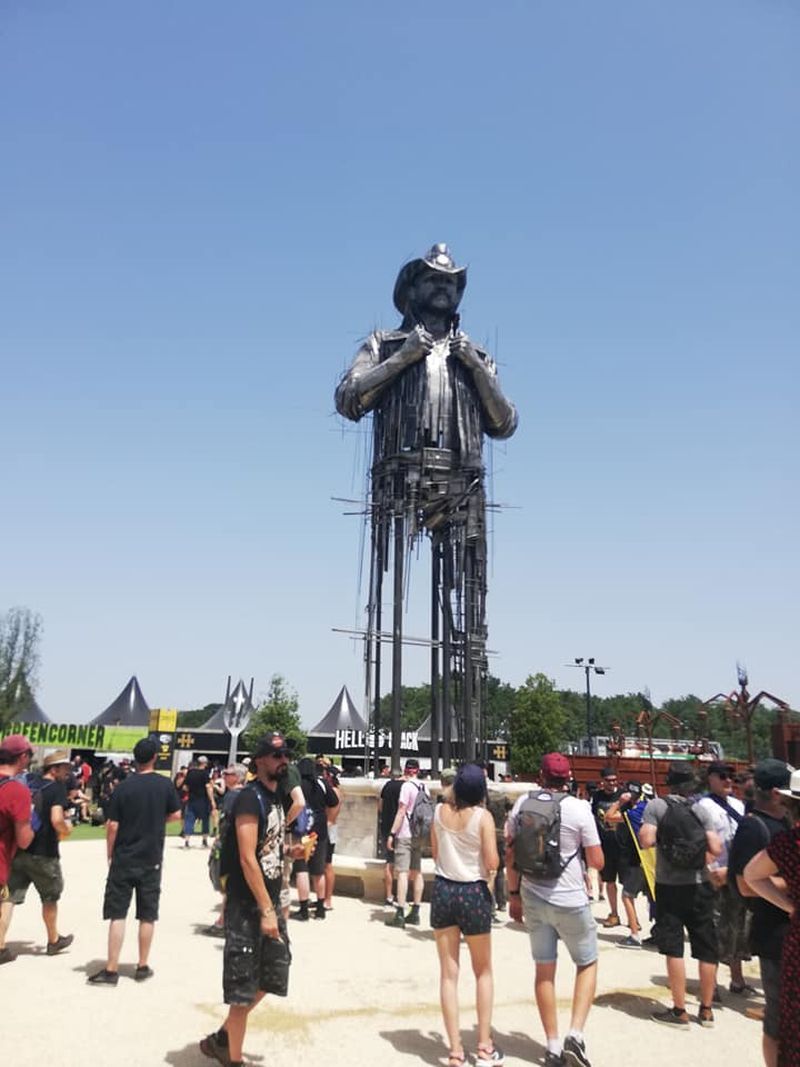 Na Hellfestu so Lemmyju postavili kip