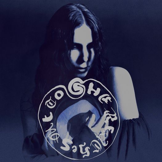 Temačna kraljica Chelsea Wolfe je nazaj!