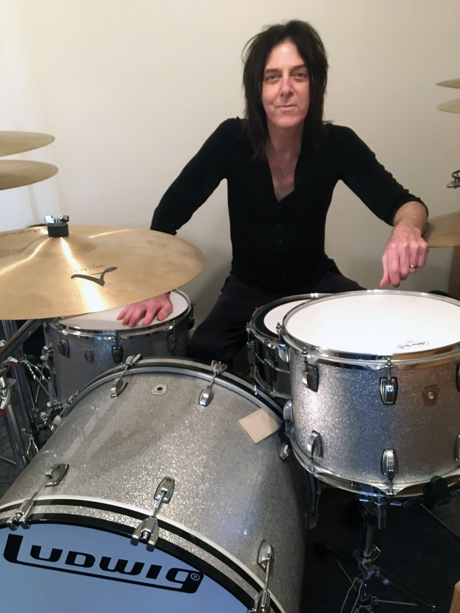 Umrl je Steve Riley