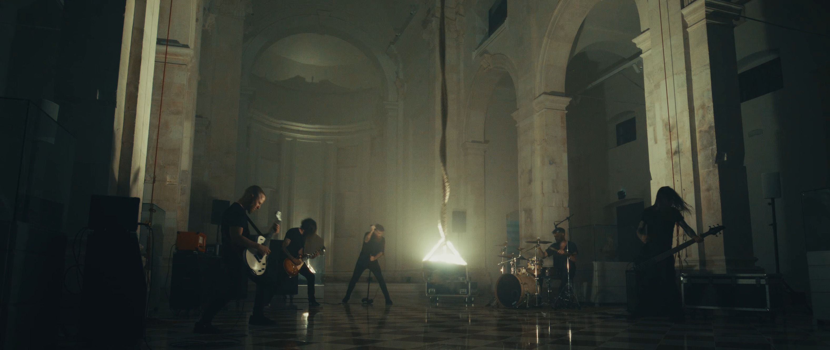 Arises predstavljajo videospot za skladbo Sun