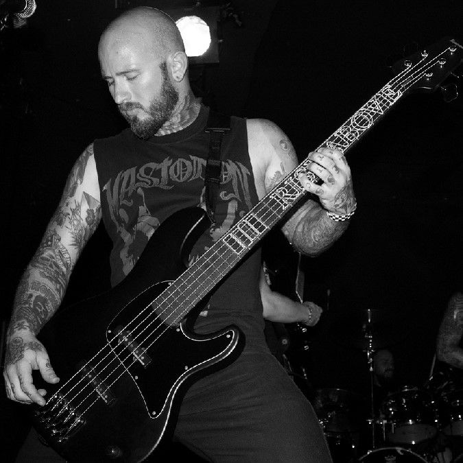 Bleeding Through ostali brez basista