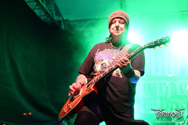 Poslovil se je Phil Campbell