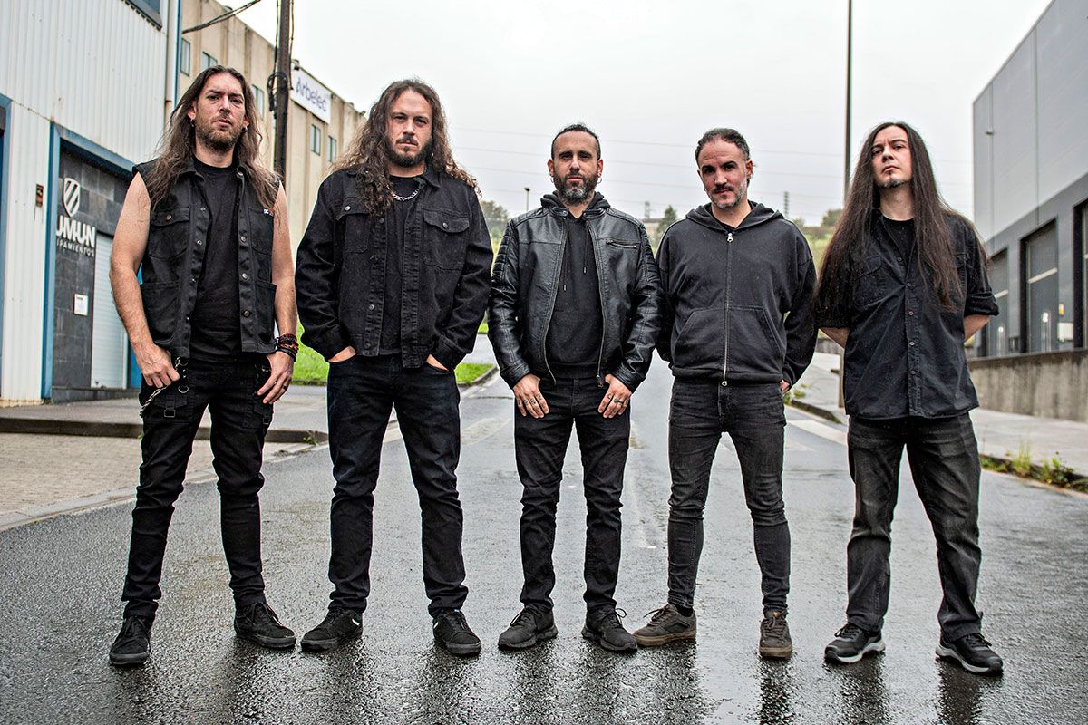 Poslušate lahko While Everything Collapses od Empire Of Disease