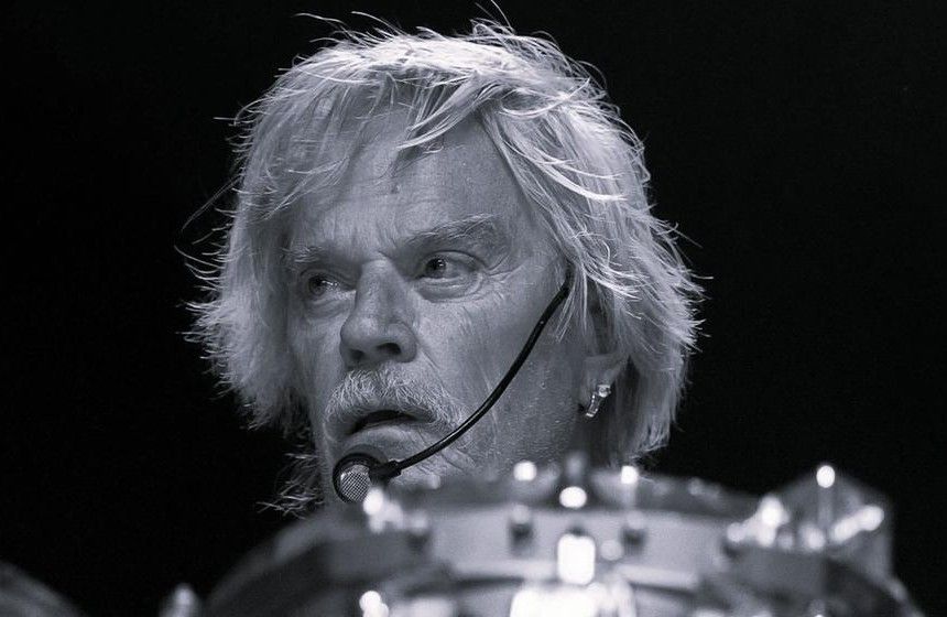 Umrl je Frank Beard