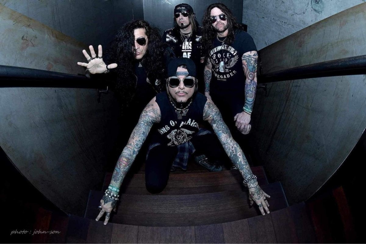 Kickin Valentina izdali Anthems from the Underground